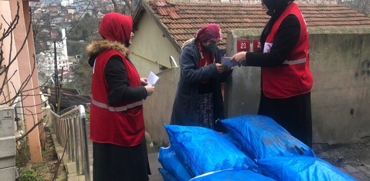 Beykoz Kızılay yılın son gününde haneleri ısıttı