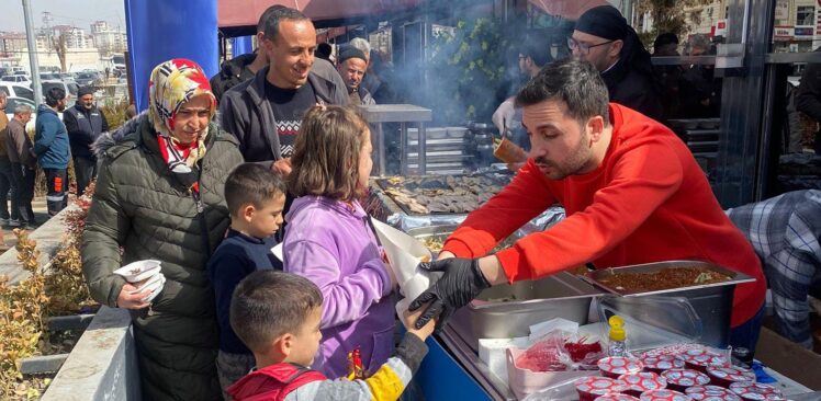 Beykoz Balık Ekmek, deprem bölgesinde ‘balık ekmek’ dağıttı